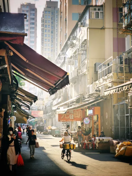 Chung, Ho Tong: A light on a small street