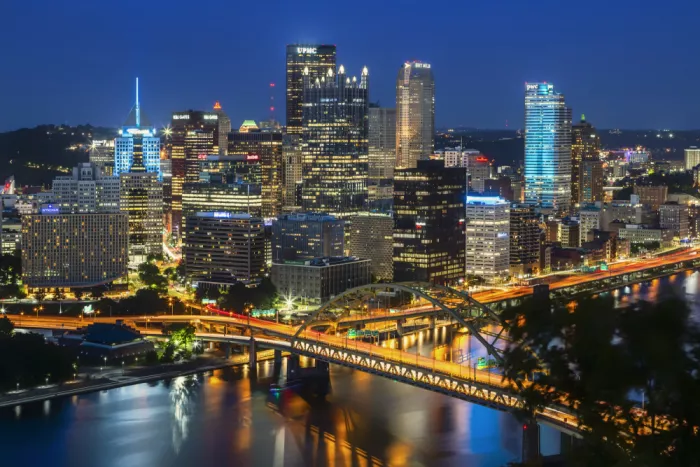 Viola, Melanie: Impresionante Skyline de Pittsburgh al Atardecer