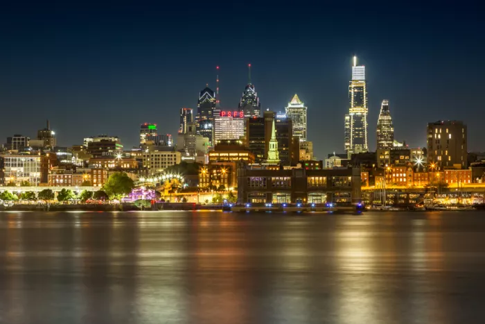 Viola, Melanie: Beeindruckende Skyline von Philadelphia mit dem Delaware River