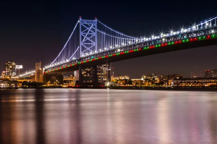 Viola, Melanie: Benjamin Franklin Bridge und Delaware River bei Nacht