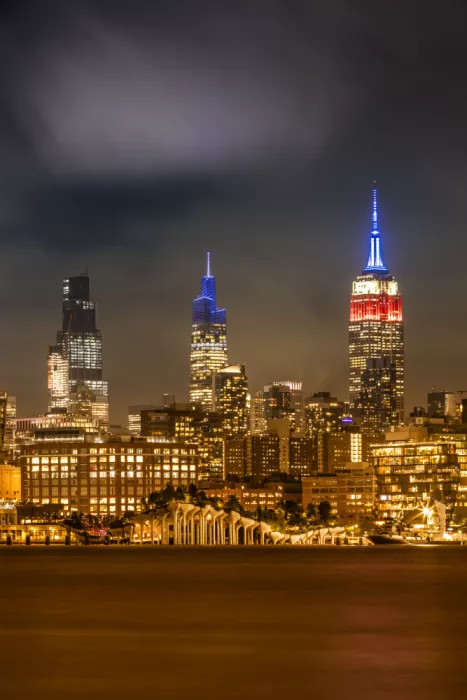 Viola, Melanie: Herrliche Midtown Manhattan Skyline mit Little Island