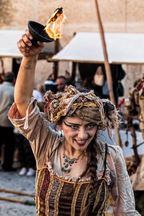 Melis, Maria Alberto: Street Artist  La discesa dei Giullari - Gurdulù Teatro-Pingouin Quotidien,