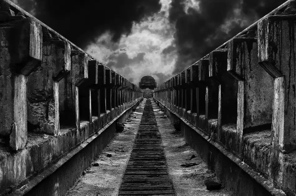 Pajkic, Mladjan: To the train