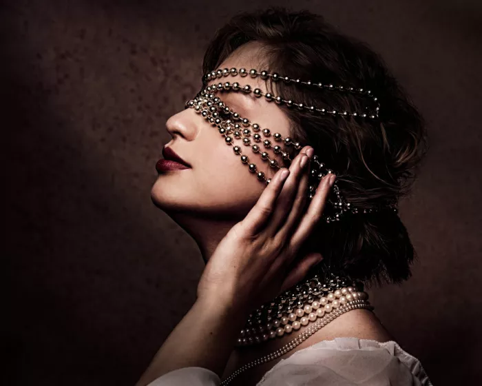 Mighorst, Ineke: Blinded by pearls.