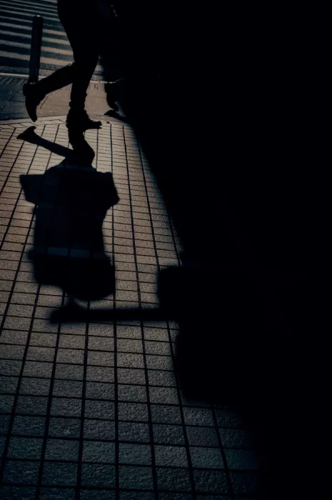 Maru_R: shadow crossing through