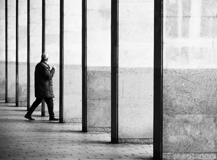 Urrutia, Adolfo: Between columns