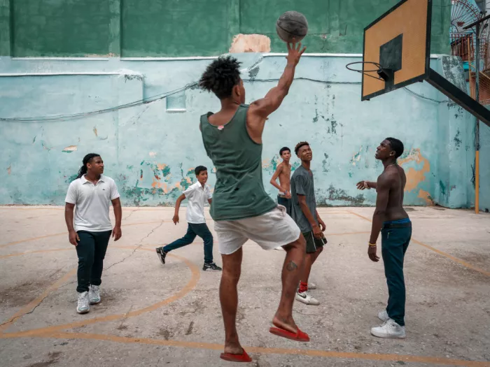 Bauer, Andy: Flying Basketball