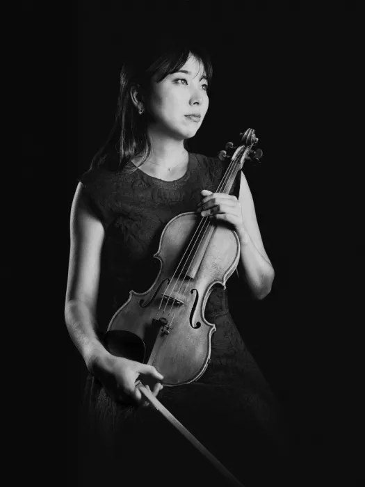 Yamamoto, Eiji: Female violinist