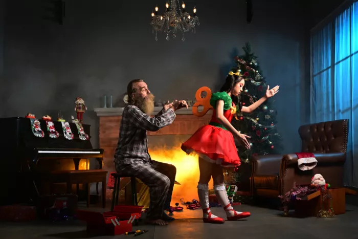 Aditya, Rawisyah: Reparatur der Weihnachtspuppe des Mädchens