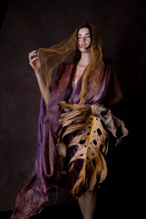 Raga, Gil Joan: Sara with plant