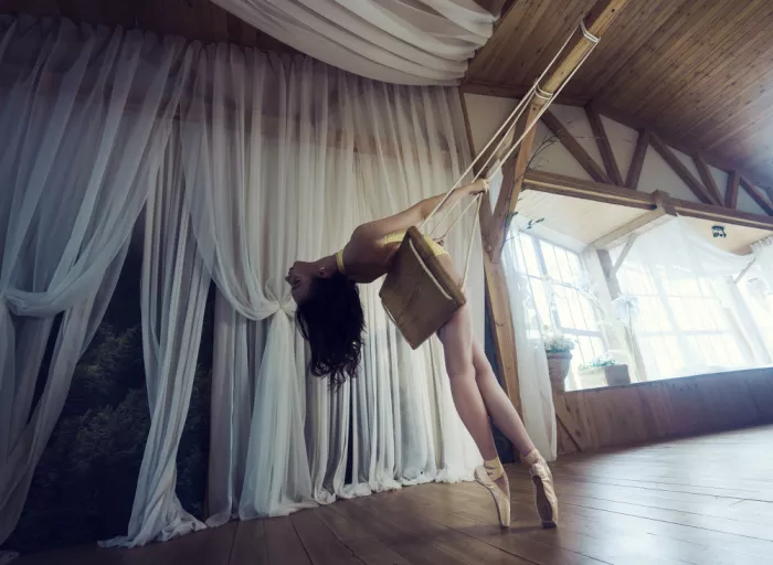 Alexandr: Ravissement, une danseuse sur une balançoire