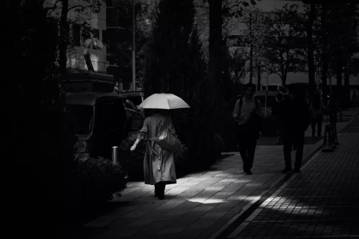 Maru_R: woman holding an umbrella