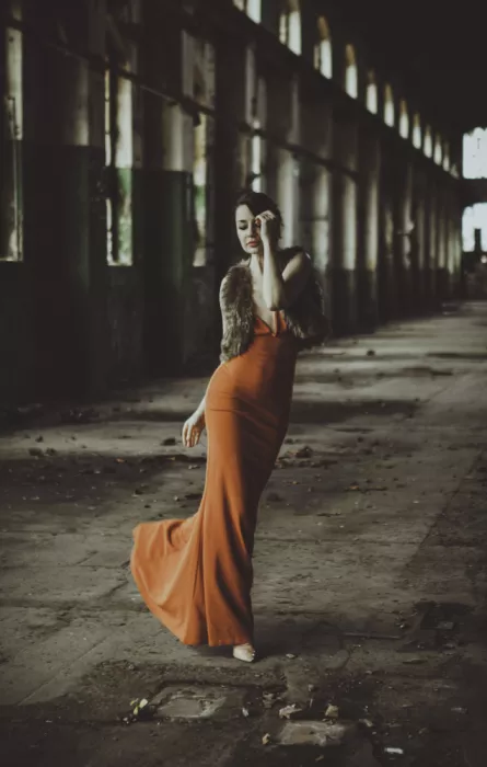 Bero, Georgios: Tanzen in Orange