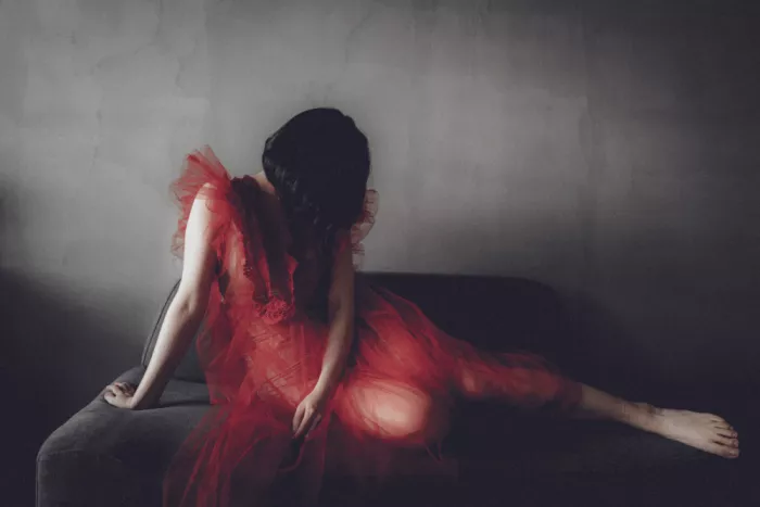 Sangan, Kurosaki: fille en vêtements rouges