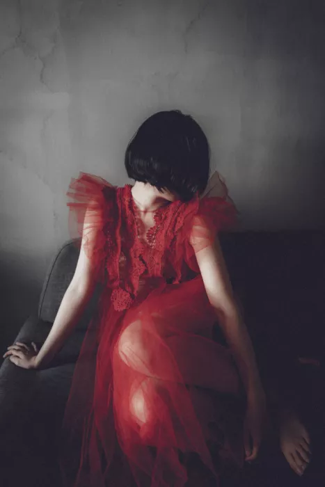Sangan, Kurosaki: fille en vêtements rouges