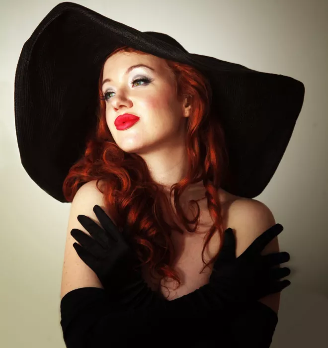 Brackstone, Mel: Redhead in hat