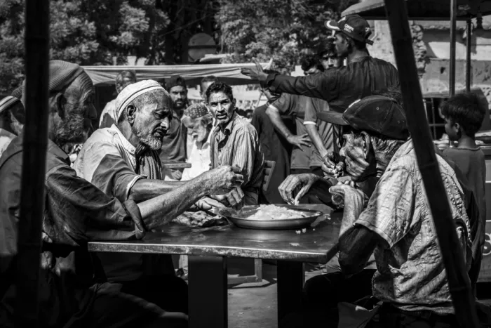Molina, Elena: Repas de charité dans les rues de Karachi