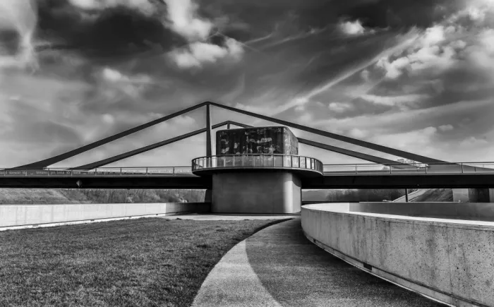 Lathouwers, Liliane: The bridge