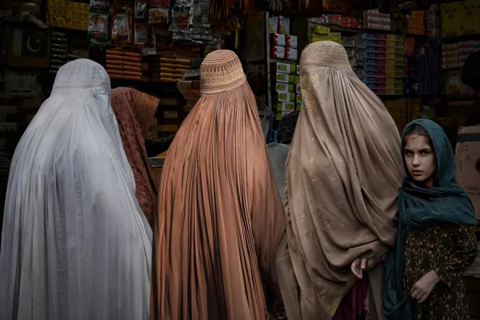 Perovich, Irene: On the streets of Peshawar