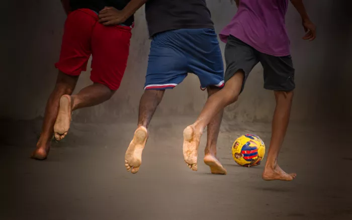 Su, Yuan: Play football barefoot