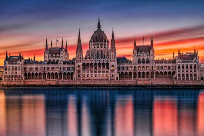 Nanev, Vasil: Maďarský parlament v Budapešti při sunrise