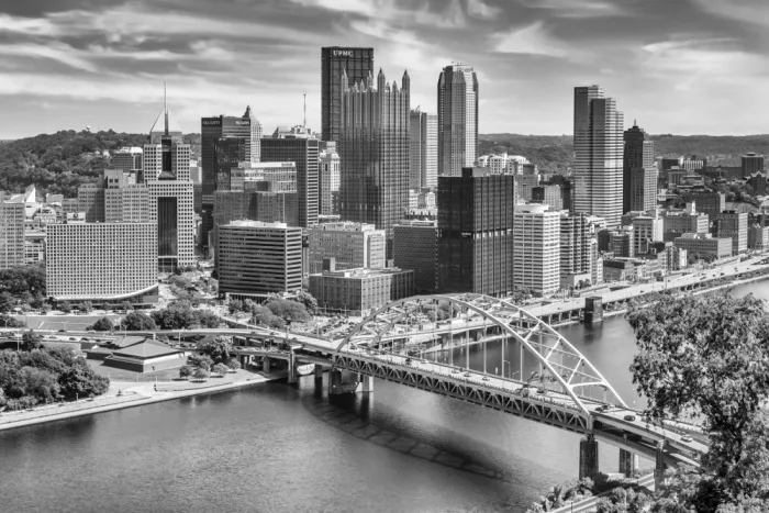 Viola, Melanie: Pont Fort Pitt avec le centre-ville de Pittsburgh | Monochrome
