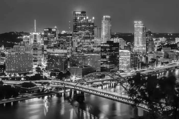 Viola, Melanie: Increíble silueta de Pittsburgh al atardecer | Monocromático