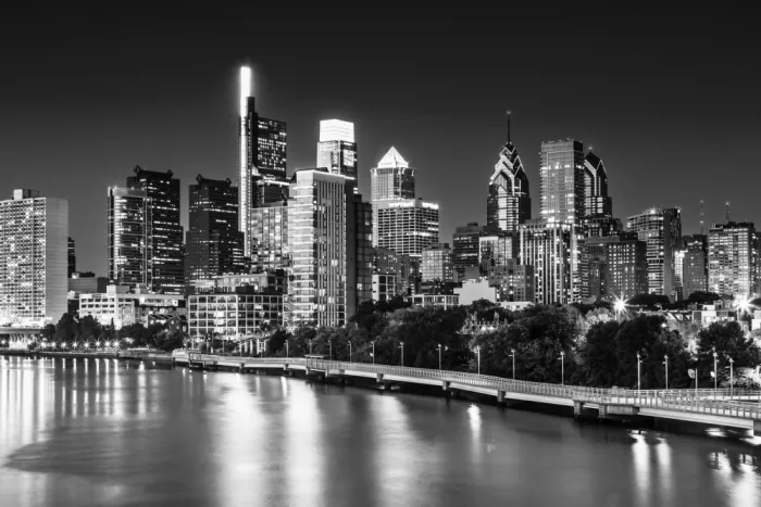 Viola, Melanie: Vista del centro de Filadelfia desde el puente South Street al atardecer
