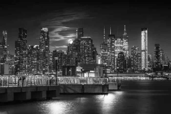 Viola, Melanie: Horizonte del Midtown Manhattan con luna de cosecha