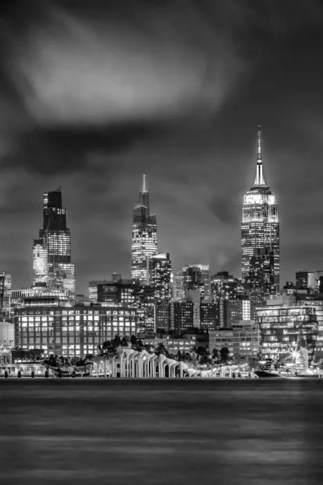 Viola, Melanie: Espléndido horizonte de Midtown Manhattan con Little Island