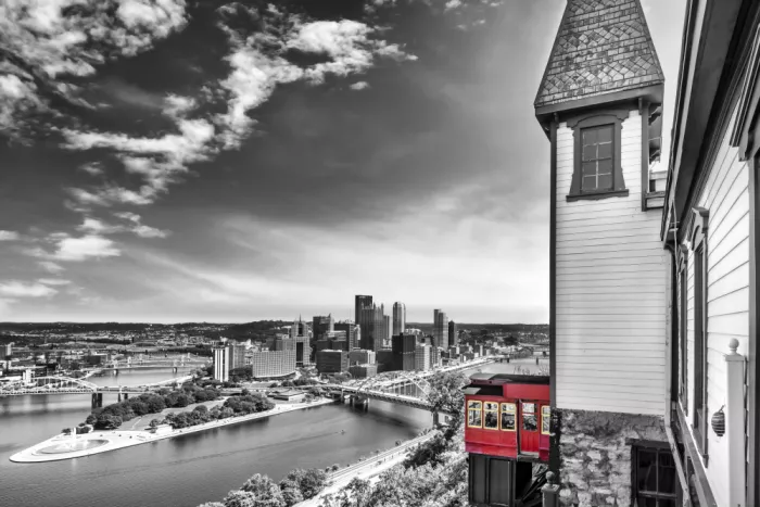 Viola, Melanie: Horizonte de Pittsburgh con el Duquesne Incline | paleta de color