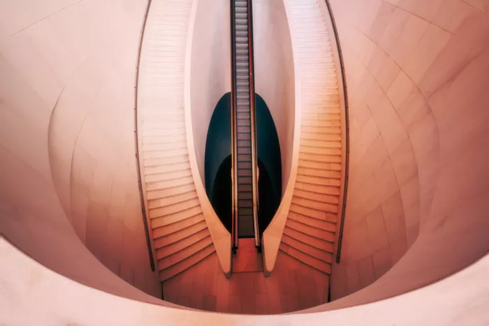 Feng, Calvin: La escalera mecánica