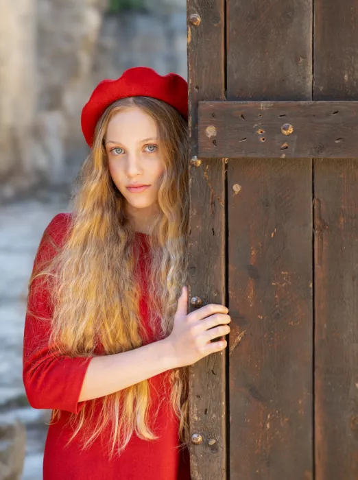 Kirzh, Svetlana: Girl in red