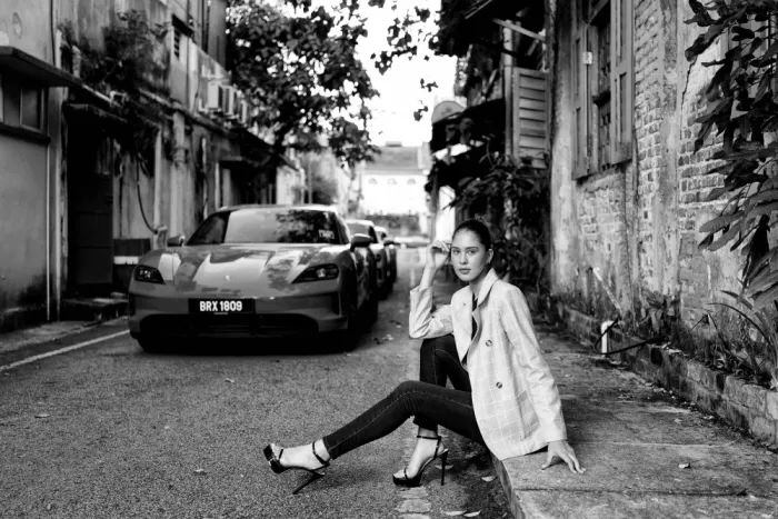Long, Kieron: Model and a Porsche Taycan 4S