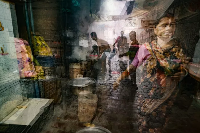 Das, Subhajit: Early morning street scene