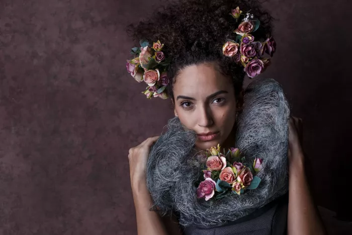 Raga, Gil Joan: Brenda with roses