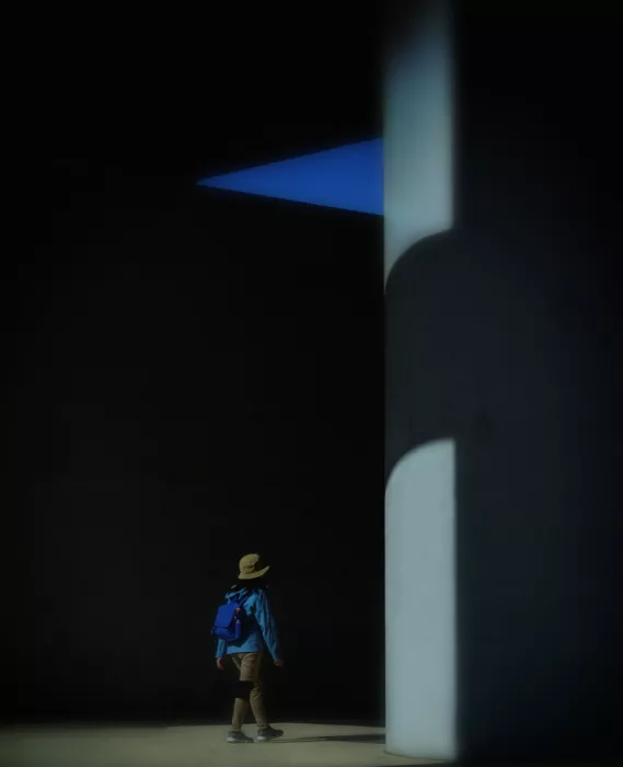 Lin, Sunny: traveler and light