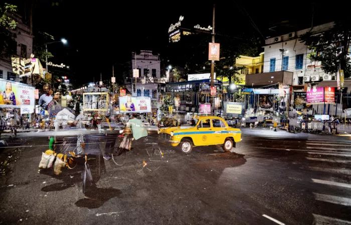 Das, Subhajit: Busy Night Street & Yellow taxi