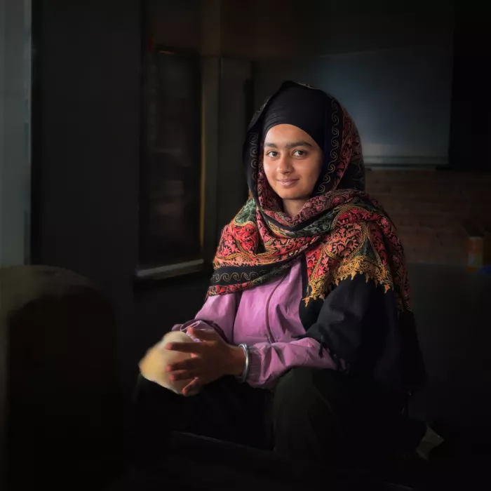 Gong, Yun: A girl with a Mona Lisa-like smile making naan