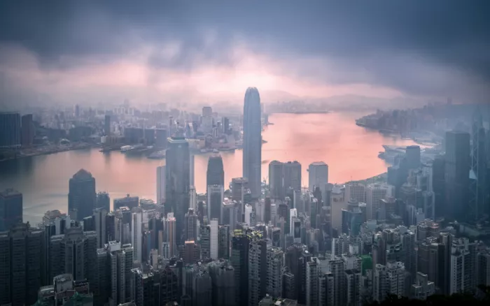 Ling, Ariel: Nebelige Hongkonger Morgenröte