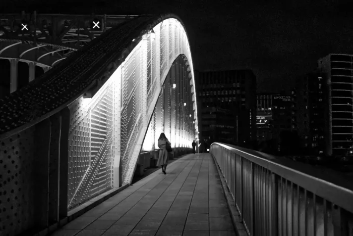 Ôtomo, Michiko: Sul ponte