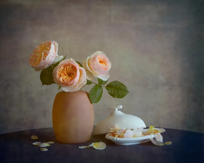 Zhou, Fangping: Peachlight Stillness