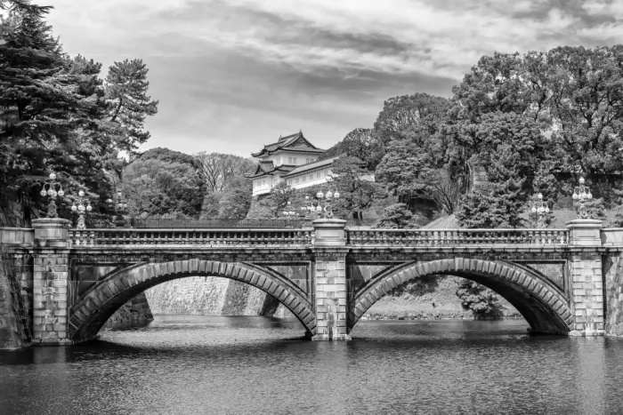 Viola, Melanie: Seimon Ishibashi y Nijubashi idílicos con Palacio Imperial | monocromático
