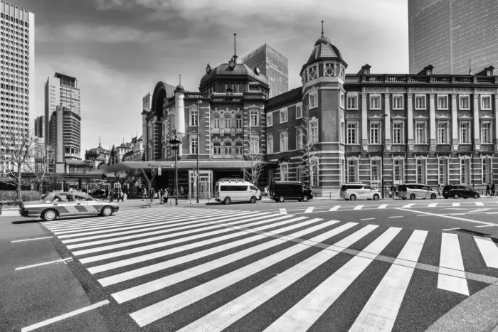 Viola, Melanie: Tokijská stanice na náměstí Marunouchi | monochromatické