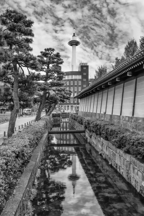 Viola, Melanie: La Kyoto Tower se reflète dans les douves du Higashi Hongan-ji | monochrome