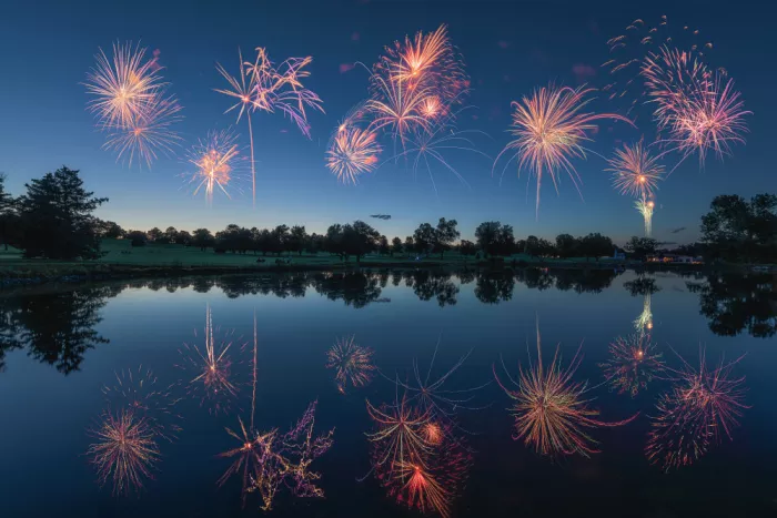 Xu, Mei: Doppeltes Glück - Spiegelung von Feuerwerk