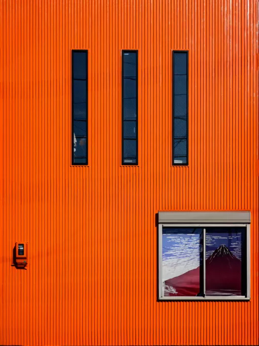 Komai, Kazuhiro: An orange wall
