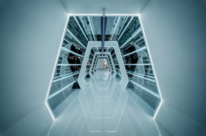 Feng, Calvin: Corredor futurista