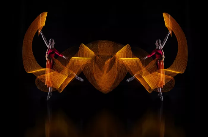 Aditya, Rawisyah: Spiegelnde Ballerina