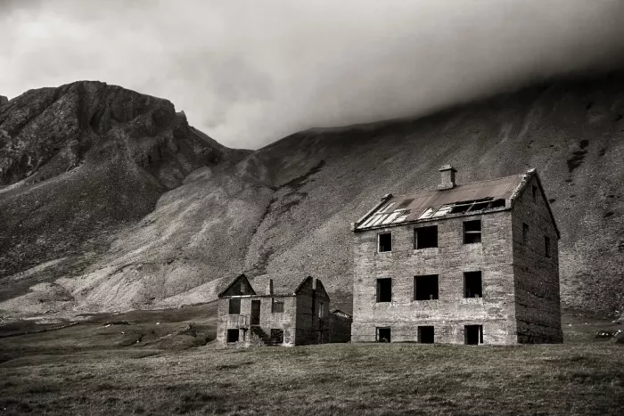 Ingibergsson, H. Þorsteinn: Bajo la montaña de grava (suave)